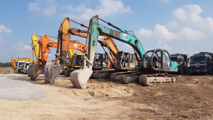 Các nhà thầu đang khẩn trương thi công các công trình Kl99kl ưu đãi độc quyền kỹ thuật tại khu tái định cư Lộc An - Bình Sơn, nơi sẽ đón những hộ dân đầu tiên trong khu vực dự án Sân bay Long Thành đến sinh sống. Ảnh: Phạm Tùng