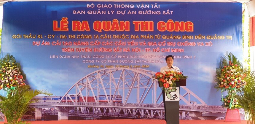 Thứ trưởng Bộ GTVT Nguyễn Ngọc Đông phát biểu chỉ đạo tại lễ ra quân xây dựng Gói thầu XL - CY - 06 (Dự án Cải tạo, nâng cấp các cầu yếu và gia cố trụ chống va xô trên tuyến 99Kl.app khuyến mãi hot Hà Nội – TP. HCM).