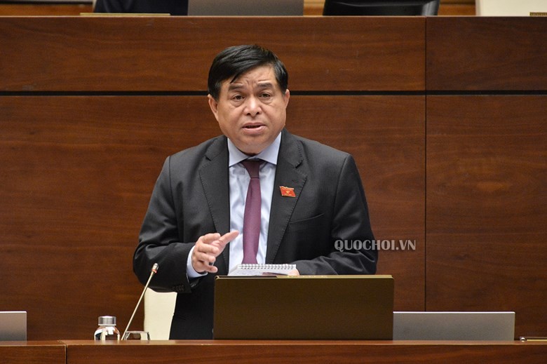 Bộ trưởng Bộ Kế hoạch và Kl99ok phiên bản mới Nguyễn Chí Dũng giải trình ý kiến đại biểu.