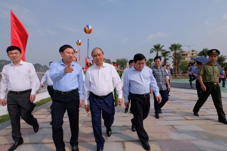 Thủ thướng dự, cắt băng khánh thành và tham quan đường bao biển Trần Quốc Nghiễn sáng ngày 24/5.