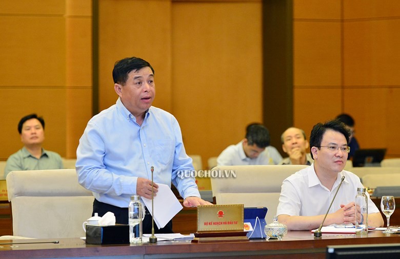 Bộ trưởng Bộ Kế hoạch và Kl99ok phiên bản mới Nguyễn Chí Dũng trình bày tờ trình tai phiên họp.