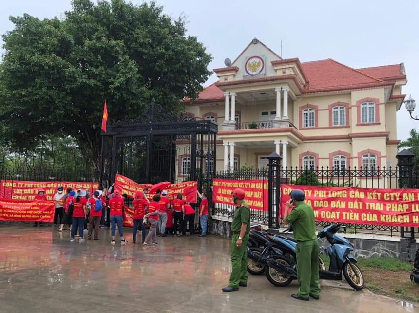 Nhiều nhà Kl99ok phiên bản mới khiếu kiện tại trụ sở Công ty Phi Long