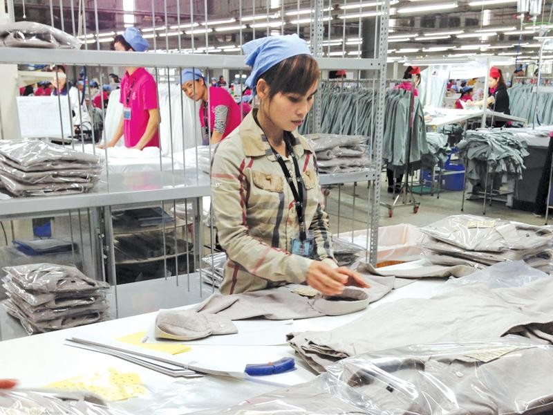Kl994 nhà cái bóng đá world cup hàng xuất khẩu tại nhà máy của Esquel (100% vốn nhà Kl99ok phiên bản mới Hồng Kông). Ảnh: Đức Thanh