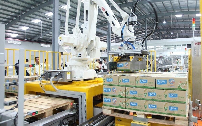 Dây chuyền Kl994 nhà cái bóng đá world cup sữa đậu nành tại nhà máy Vinasoy Bình Dương (Ảnh: Lê Toàn).