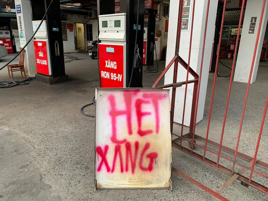 Nhiều cửa hàng bán lẻ KL99 dịch vụ hỗ trợ 24/7 treo biển hết xăng (Ảnh: Internet)