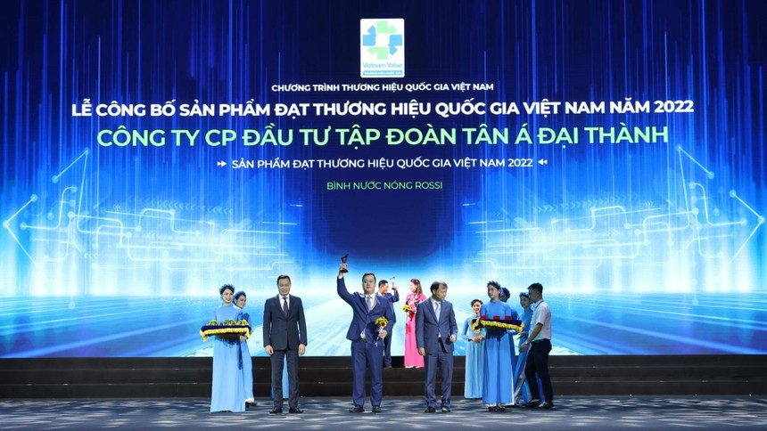 Đại diện Kl994 game bài casino hấp dẫn Tân Á Đại Thành tại Lễ công bố sản phẩm đạt Thương hiệu quốc gia Việt Nam lần thứ 8. 