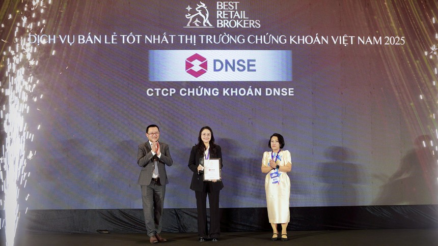 Bà Nguyễn Ngọc Linh, Tổng Giám đốc DNSE (giữa) nhận giải Top 10 công ty 99Kl99 link đăng nhập có dịch vụ bán lẻ tốt nhất tại Việt Nam.