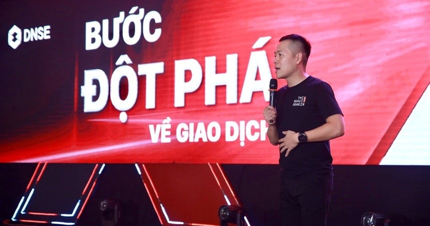 Ông Nguyễn Hoàng Giang, Chủ tịch HĐQT DNSE phát biểu tại một sự kiện của DNSE.