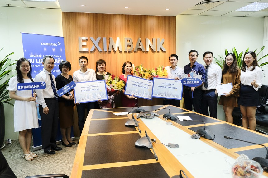ng Đào Hồng Châu (Thứ hai bên trái) – Phó Tổng Giám đốc Eximbank trao giải thưởng cho đại diện của các Khách hàng Kl991.com World Cup 2026 Chính Thức trúng thưởng 