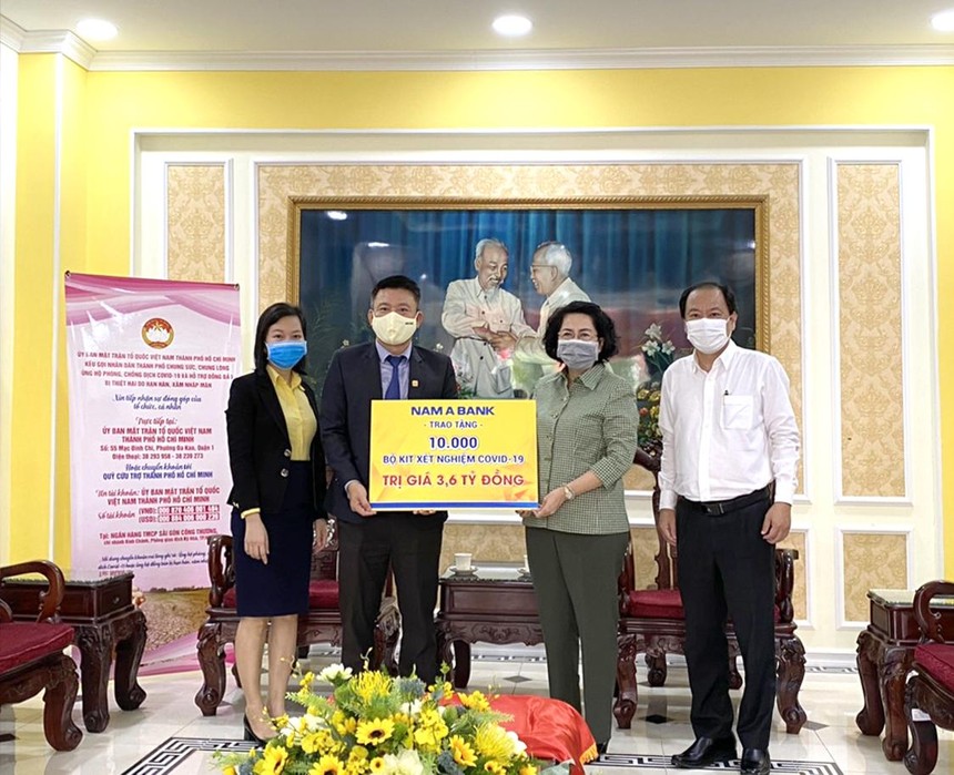 Ông Hoàng Việt Cường – Phó tổng giám đốc Nam A Bank trao tặng 10.000 bộ kit xét nghiệm Covid-19 cho Đại diện Ủy ban Mặt trận Tổ quốc Việt Nam và Sở Y tế TP.HCM.
