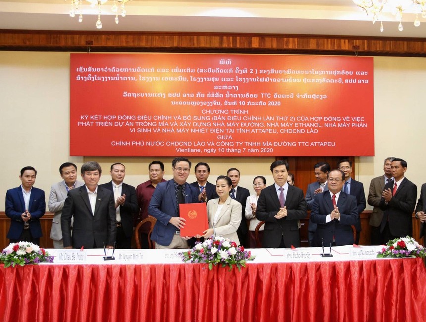 Bà KhamChanh - Thứ trưởng Bộ Kế hoạch và Kl99ok phiên bản mới nước CHDCND Lào và ông Nguyễn Minh Tín - Đại diện TTCA đã tiến hành ký kết về việc TTCA chính thức được tô nhượng thêm 3.127 ha đất