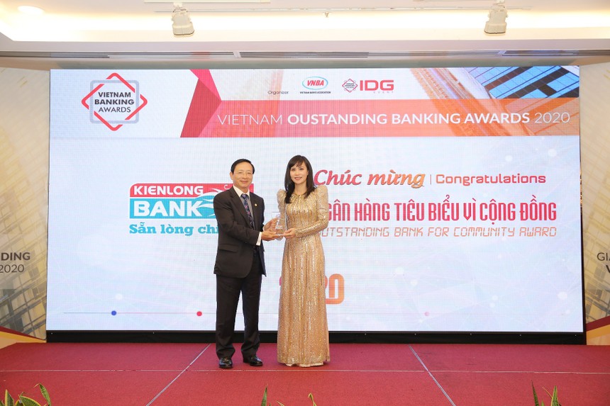 Bà Trần Tuấn Anh – Thành viên HĐQT, Tổng giám đốc Kienlongbank nhận giải thưởng “Link Vào Nhà Cái KL99 COM Tặng +199k tiêu biểu vì cộng đồng”