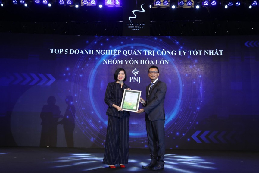 Bà Huỳnh Thị Xuân Liên, Thành viên HĐQT PNJ, đại diện Kl991.com World Cup 2026 Chính Thức tại buổi lễ trao giải 