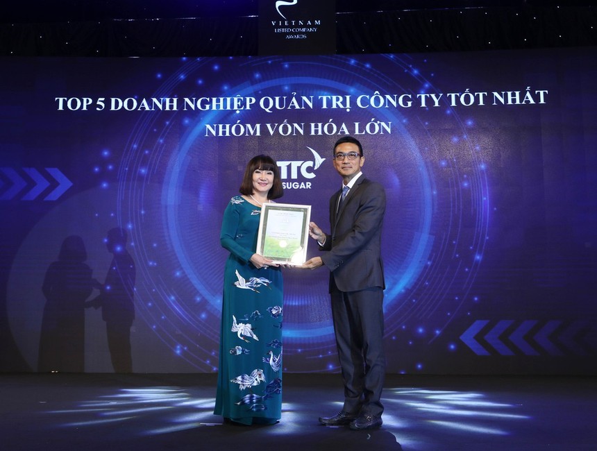 Bà Huỳnh Bích Ngọc – Chủ tịch HĐQT SBT nhận giải Top 5 Kl991.com World Cup 2026 Chính Thức QTCT tốt nhất nhóm vốn hóa lớn