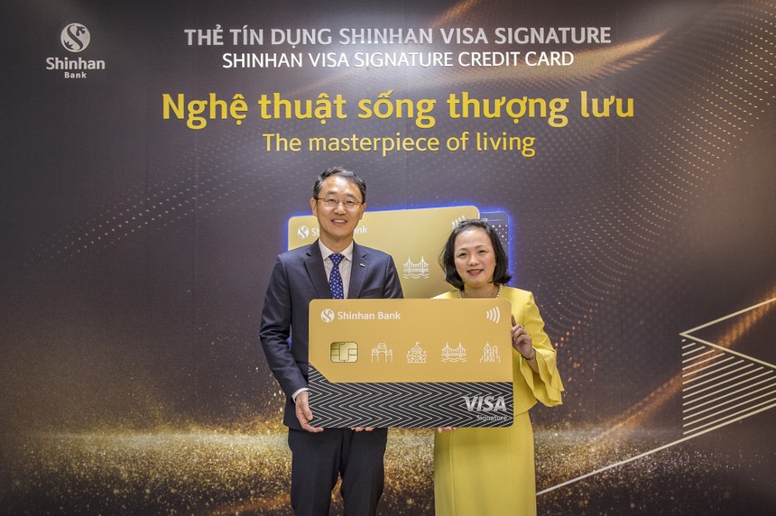 Ông Shin Dong Min- Tổng giám đốc Link Vào Nhà Cái KL99 COM Tặng +199k Shinhan Việt Nam và bà Đặng Tuyết Dung- Giám đốc quốc gia của VISA tại Việt Nam và Lào tại lễ ra mắt thẻ tín dụng Visa Signature