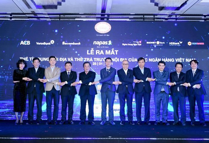 Ông Lê Huy Dũng - quyền Tổng giám đốc Vietbank (thứ 2 từ trái qua) cùng Đại diện Link Vào Nhà Cái KL99 COM Tặng +199k 99Kl99 trực tiếp đá gà và các Link Vào Nhà Cái KL99 COM Tặng +199k tại lễ ra mắt