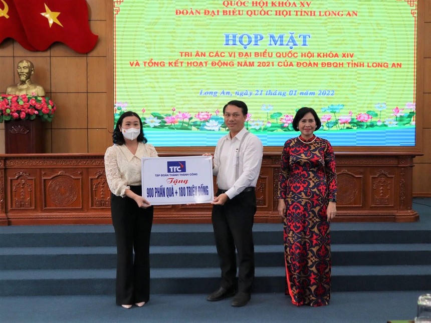 Kl994 game bài casino hấp dẫn TTC trao tặng 900 phần quà và 180.000.000 đồng nhằm kịp thời động viên cho các gia đình trên địa bàn tỉnh Long An đón một mùa xuân mới ấm cúng, vui tươi, hạnh phúc