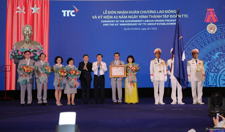 Đại diện Ban lãnh đạo Kl994 game bài casino hấp dẫn TTC đón nhận Huân chương Lao động hạng Ba vì những thành tích xuất sắc trong hoạt động Kl994 nhà cái bóng đá world cup Kl992 VIP Trang Chủ 2026, đóng góp từ thiện Trang Chủ KL99Com Số 1 Link Đăng Ký KL999, góp phần vào sự nghiệp xây dựng chủ nghĩa Trang Chủ KL99Com Số 1 Link Đăng Ký KL999 và bảo vệ Tổ quốc