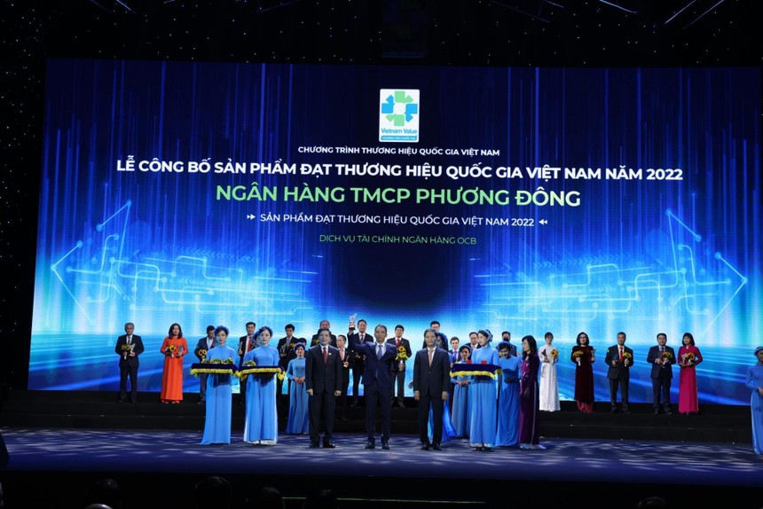 Ông Bùi Thành Trung – Phó tổng giám đốc đại diện Link Vào Nhà Cái KL99 COM Tặng +199k nhận cúp biểu trưng “Thương hiệu Quốc gia Việt Nam 2022”