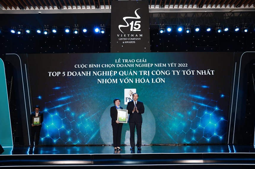 Bà Cao Thị Ngọc Dung – Chủ tịch HĐQT PNJ nhận giải thưởng Top 5 Kl991.com World Cup 2026 Chính Thức quản trị công ty tốt nhất – Nhóm vốn hóa lớn
