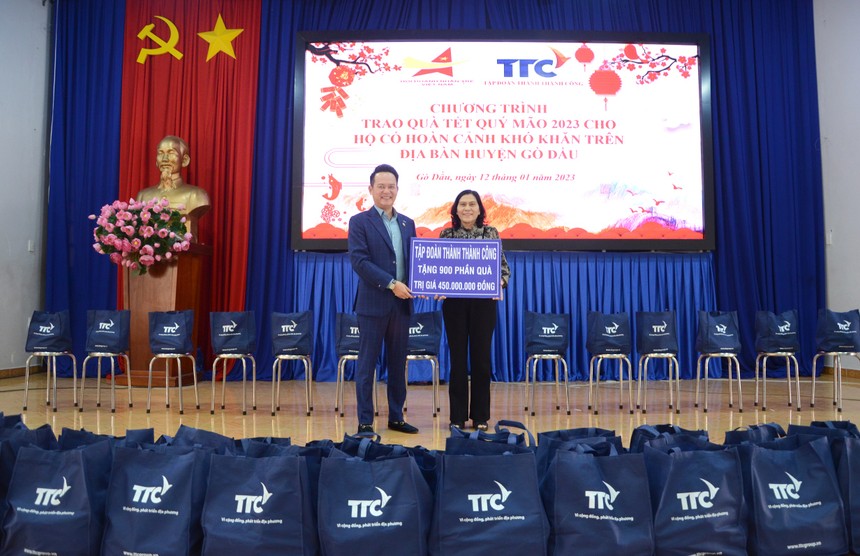 Ông Đặng Hồng Anh, Chủ tịch Hội Doanh nhân trẻ Việt Nam, Phó Chủ tịch Kl994 game bài casino hấp dẫn TTC trao tặng bảng biểu trưng tài trợ