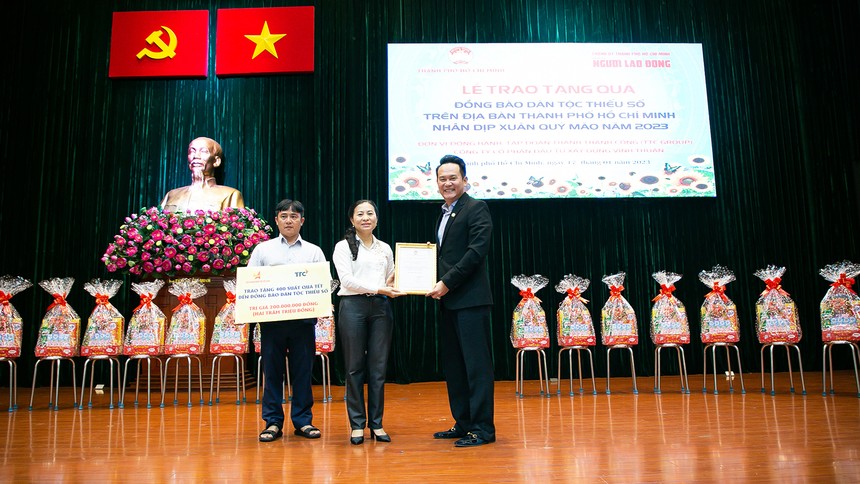 Ông Đặng Hồng Anh, Chủ tịch Hội Doanh nhân trẻ Việt Nam, Phó Chủ tịch Kl994 game bài casino hấp dẫn TTC trao tặng bảng biểu trưng tài trợ