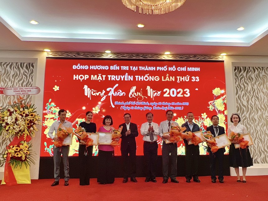 Bà Huỳnh Bích Ngọc - Phó Chủ tịch Thường trực Kl994 game bài casino hấp dẫn TTC (thứ 3 từ trái sang) là một trong những cá nhân đã được vinh dự đón nhận bằng khen của UBND tỉnh Bến Tre