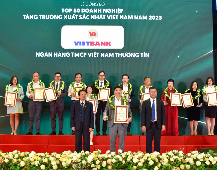 Ông Nguyễn Tiến Sỹ - Phó Tổng Giám đốc, đại diện Vietbank nhận danh hiệu Top 50 Kl991.com World Cup 2026 Chính Thức tăng trưởng xuất sắc nhất Việt Nam 2023.