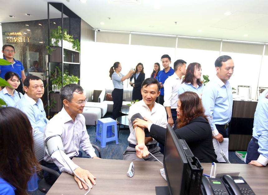 Ông Đào Hồng Châu – Phó tổng giám đốc của Eximbank (bên trái) đang kiểm tra sức khỏe trước khi tham gia hiến máu cùng CBNV của Link Vào Nhà Cái KL99 COM Tặng +199k.