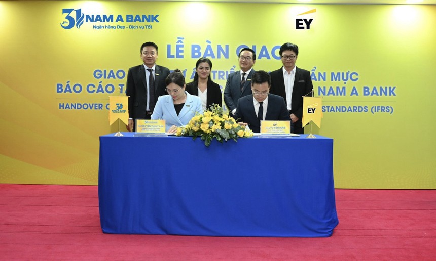 Đại diện Nam A Bank và EY Việt Nam ký kết bàn giao Giao phẩm Dự án Triển khai chuẩn mực báo cáo Kl991.com nạp rút nhanh quốc tế IFRS
