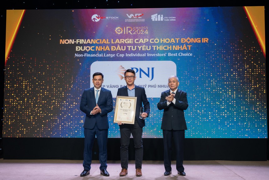 Đại diện PNJ nhận giải Kl991.com World Cup 2026 Chính Thức niêm yết có hoạt động IR được nhà Kl99ok phiên bản mới yêu thích nhất 2024 (Ảnh: Việt Hùng)