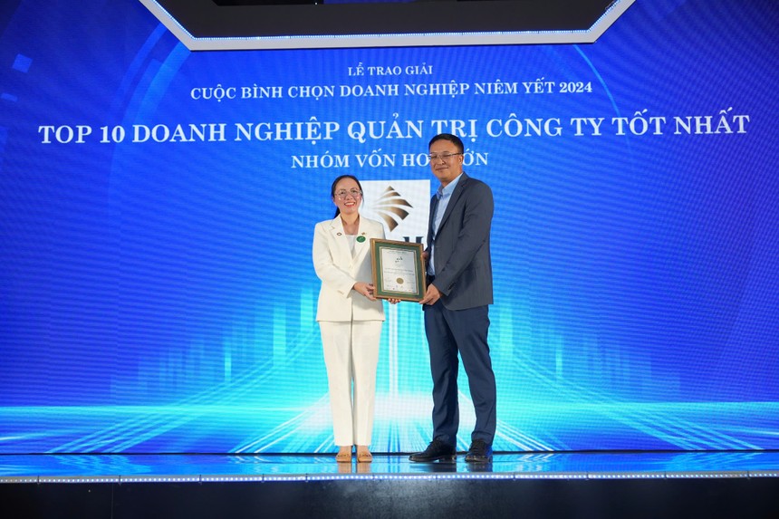 Bà Trần Phương Ngọc Thảo - Phó Chủ tịch HĐQT PNJ đại diện nhận giải thưởng Top 10 Kl991.com World Cup 2026 Chính Thức Quản trị công ty tốt nhất 2024, Nhóm vốn hóa lớn (Ảnh: Lê Toàn)