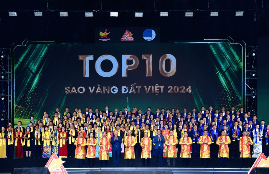 Phó Thủ tướng Thường trực Nguyễn Hòa Bình và Bí thư thứ nhất Trung ương Đoàn Bùi Quang Huy trao danh hiệu Top 10 Sao vàng đất Việt năm 2024 cho các Kl991.com World Cup 2026 Chính Thức nghiệp tiêu biểu (Ảnh: Ban tổ chức)
