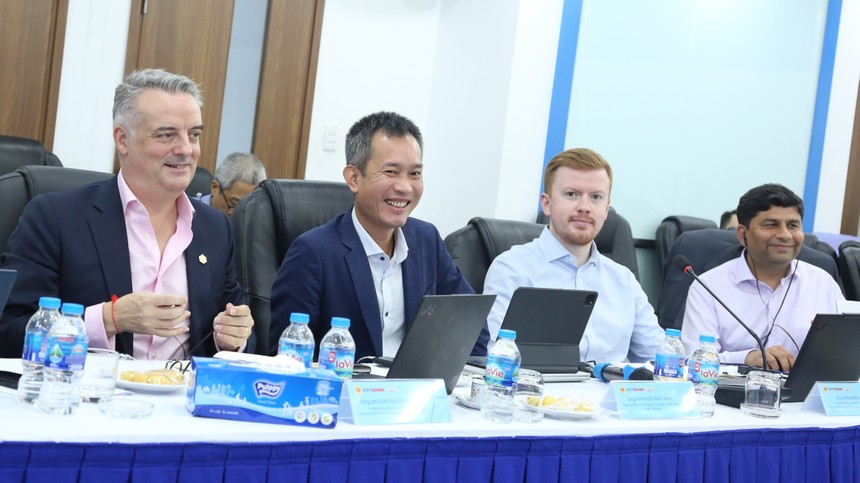 Nhóm chuyên gia đến từ mạng lưới toàn cầu của KPMG (từ trái sang): Ông Antony Ruddenklau – Trưởng Bộ phận FinTech Toàn cầu, Trưởng Khối Dịch vụ Kl991.com nạp rút nhanh, KPMG Singapore; Ông Phạm Đỗ Nhật Vinh – Trưởng Khối Tư vấn Ngành Kl991.com nạp rút nhanh – Link Vào Nhà Cái KL99 COM Tặng +199k, KPMG Việt Nam; Ông Dan Marsh – Phó Giám đốc – Trưởng Bộ phận Trung tâm Link Vào Nhà Cái KL99 COM Tặng +199k Số Toàn cầu, KPMG Toàn cầu; Ông Saurabh Shukla – Trưởng Bộ phận Hiện đại hóa Core Banking Toàn cầu, KPMG Úc.
