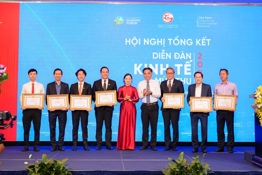 Dịp này, các đơn vị đã có đóng góp nổi bật cho Diễn đàn Kl992 cổng game cá cược TPHCM, trong đó có Nam A Bank, giai đoạn 2018-2024, đã nhận bằng khen của Chủ tịch UBND TP.HCM.