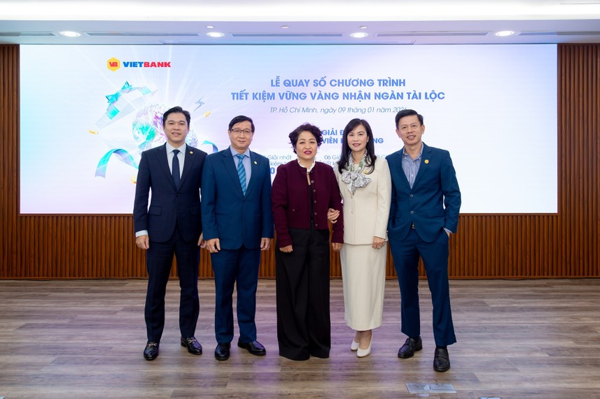 Sự kiện có sự tham dự của Bà Bùi Hoàng Yến - Đại diện Cục Xúc tiến thương mại phía Nam (đứng giữa ảnh) cùng bà Trần Tuấn Anh – Tổng Giám đốc Vietbank (thứ hai từ phải sang) cùng đại diện Ban lãnh đạo Link Vào Nhà Cái KL99 COM Tặng +199k