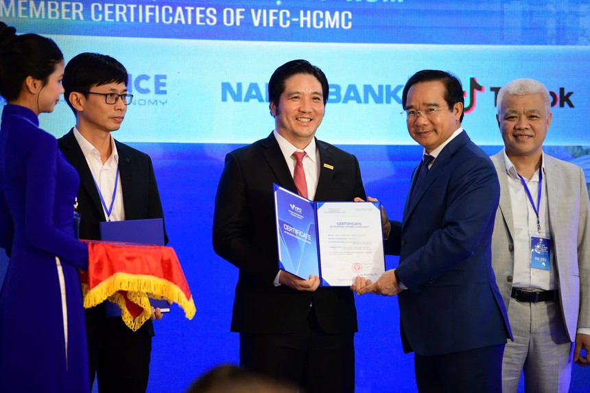 Ông Nguyễn Văn Được, Uỷ viên Trung ương Đảng, Phó bí thư Thành ủy, Chủ tịch UBND TP.HCM - Phó Chủ tịch Hội đồng điều hành VIFC - HCMC trao Chứng nhận Thành viên chiến lược cho đại diện Nam A Bank, Ông Trần Khải Hoàn – Thành viên Hội đồng quản trị kiêm Quyền Tổng giám đốc Nam A Bank.
