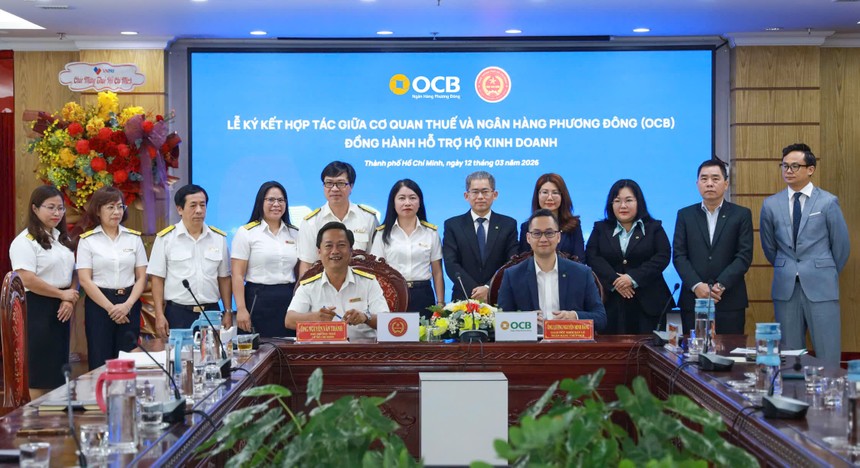 Đại diện Lãnh đạo OCB và Thuế TP. HCM thực hiện ký kết tại buổi lễ