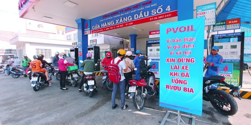 Tuyên truyền “Vì bản thân, vì gia đình, vì Trang Chủ KL99Com Số 1 Link Đăng Ký KL999, xin đừng lái xe khi đã uống rượu bia” tại một cây xăng PVOIL