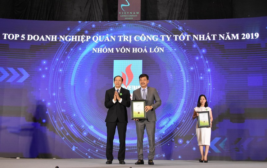 Ông Lê Cự Tân - Tổng giám đốc, đại diện DPM nhận giải thưởng top 5 Kl991.com World Cup 2026 Chính Thức quản trị Công ty tốt nhất năm 2019