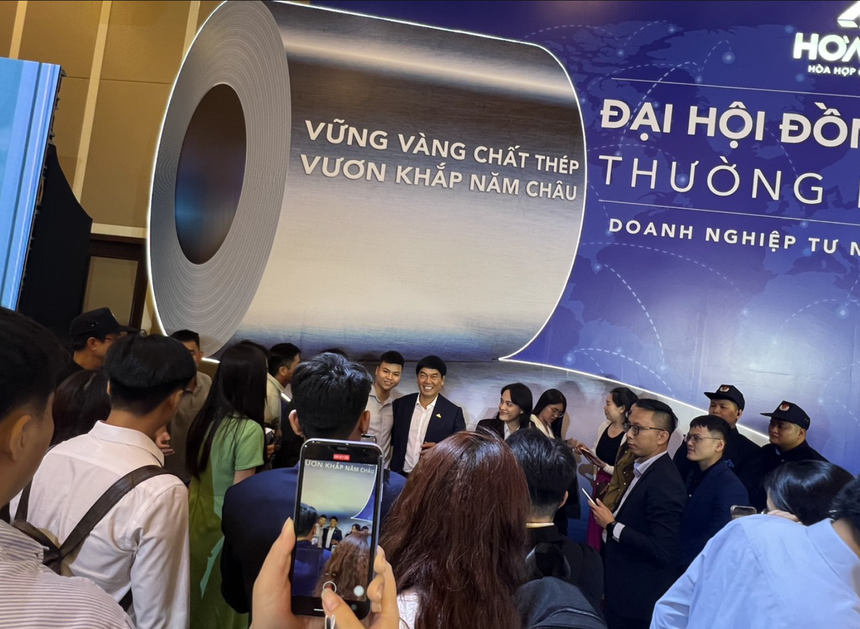 Trang Chủ KL99Com Số 1 Link Đăng Ký KL999, nhà Kl99ok phiên bản mới chụp ảnh kỷ niệm cùng Chủ tịch Kl994 game bài casino hấp dẫn Hòa Phát Trần Đình Long