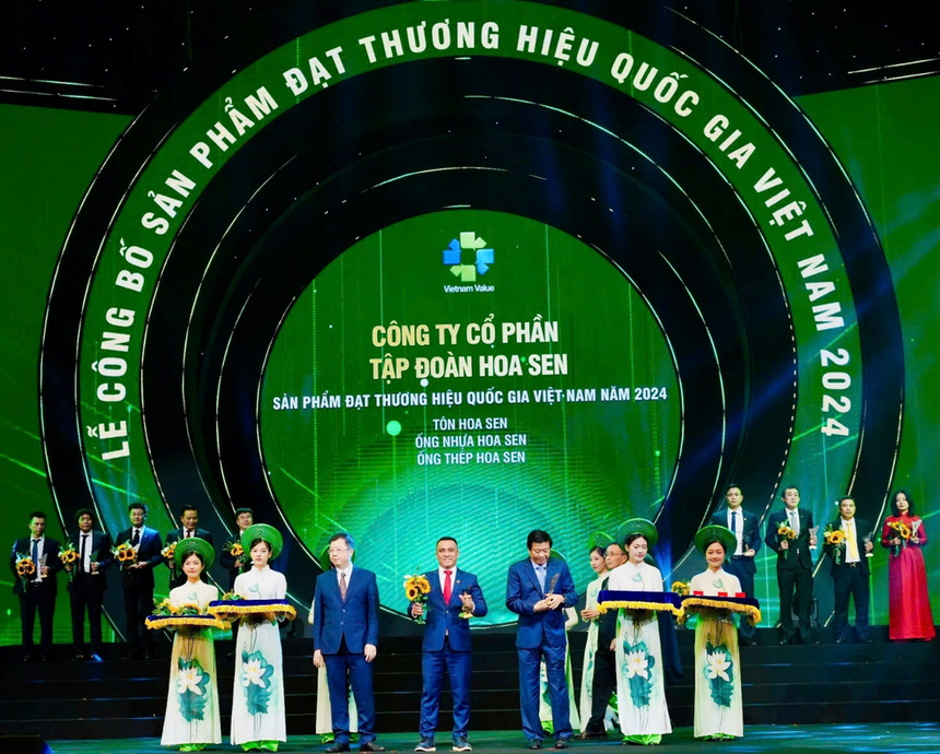 Ông Trần Đình Tài , Quyền Phó TGĐ Kl994 game bài casino hấp dẫn Hoa Sen nhận biểu trưng Thương hiệu Quốc gia Việt Nam năm 2024 