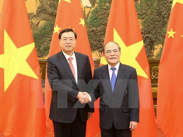 Chủ tịch Quốc hội Nguyễn Sinh Hùng và Chủ tịch Nhân Đại Trương Đức Giang tại lễ đón
