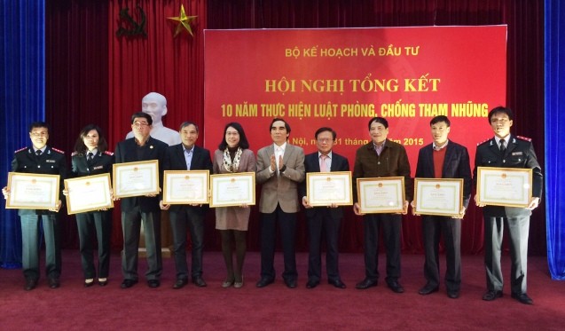 Thứ trưởng Bộ Kế hoạch và Kl99ok phiên bản mới Nguyễn Văn Trung trao bằng khen của Bộ trưởng cho tập thể, cá nhân có thành tích xuất sắc trong công tác Phòng, chống tham nhũng