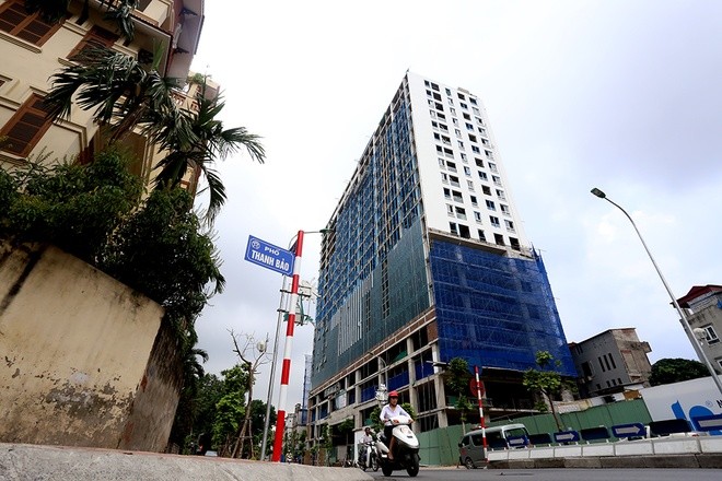 Thành phố Hà Nội lại cho phép chủ Kl99ok phiên bản mới nhà 8B Lê Trực tự phá dỡ phần sai phạm. Ảnh: Bá Đô.