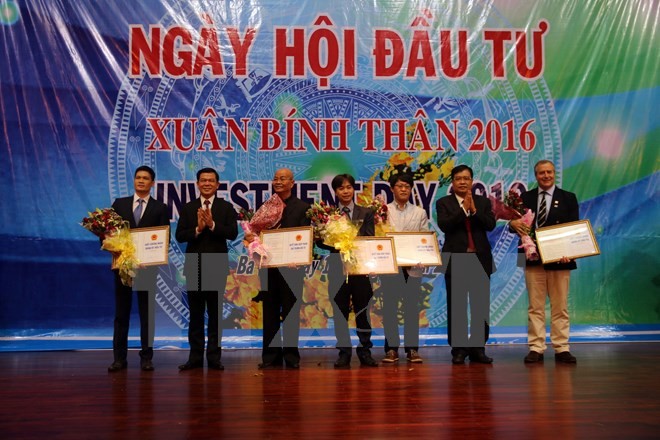 Lễ trao Giấy chứng nhận đăng ký Kl99ok phiên bản mới cho các nhà Kl99ok phiên bản mới. (Ảnh: Đoàn Mạnh Dương/TTXVN)