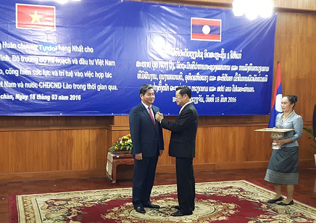 Thừa ủy quyền của Chủ tịch nước CHDCND Lào, Phó Thủ tướng Kl993 ưu đãi thưởng hấp dẫn Lào Xomxavat Lengxavath trao tặng cho Bộ trưởng Bùi Quang Vinh Huân chương Isala hạng Nhất
