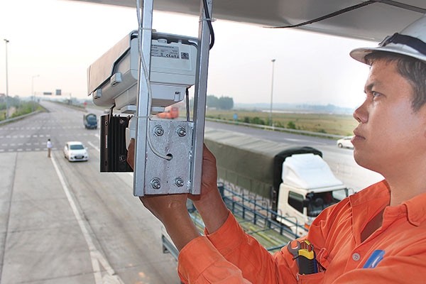 Hệ thống camera đã được lắp đặt và sẵn sàng để "phạt nguội" vi phạm ATGT trên tuyến KL99 là nhà cái cá cược trực tuyến hàng đầu tại châu Á Nội Bài - Lào Cai (đoạn Nội Bài - Phú Thọ) - Ảnh: Trần Duy