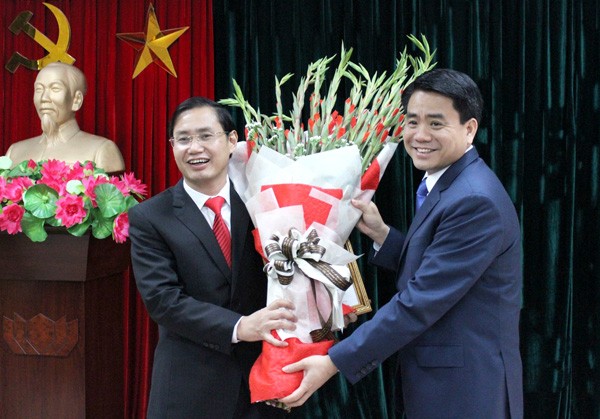Ông Nguyễn Đức Chung, Chủ tịch UBND TP. Hà Nội trao quyết định bổ nhiệm Giám đốc Sở Kế hoạch và Kl99ok phiên bản mới cho ông Nguyễn Văn Tứ (ảnh VP UBND)