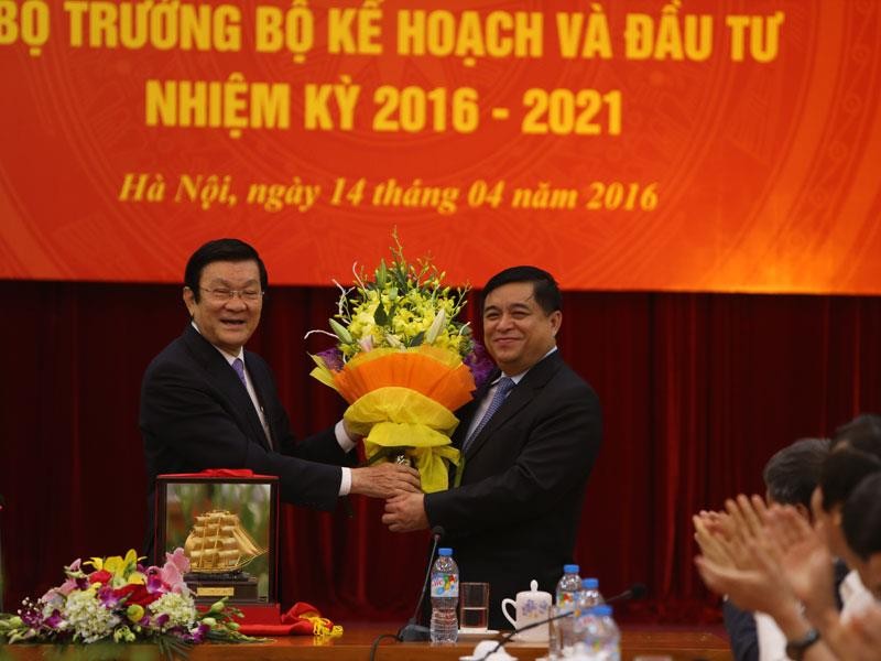 Nguyên Chủ tịch nước Trương Tấn Sang tặng hoa tân Bộ trưởng Bộ Kế hoạch và Kl99ok phiên bản mới Nguyễn Chí Dũng tại Lễ bàn giao ngày 14/4/2016 (ảnh: Đức Thanh)